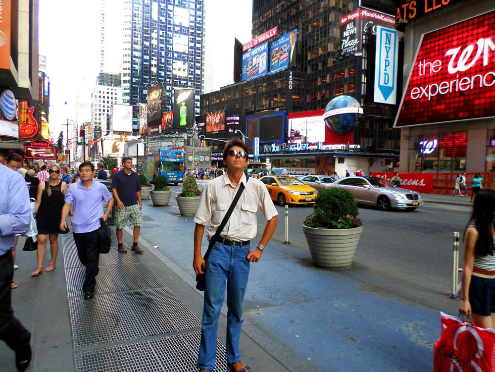 Эдвард Бедарев на площади Times Square, Нью-Йорк, США